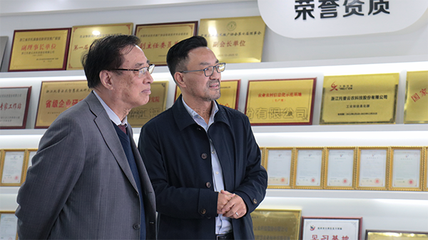 中国农业科学院原院长、中国农业国际合作促进会名誉会长翟虎渠莅临樱桃APP免费下载考察指导