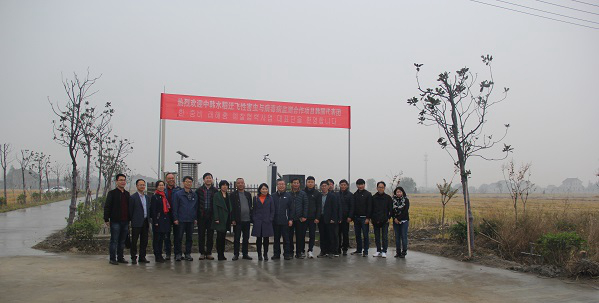 樱桃APP免费下载副总经理朱旭华（左二）为考察团一行详细介绍了水稻病虫害绿色防控设备