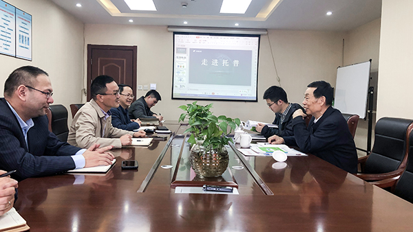座谈会现场，陈渝阳董事长与孙院士热切交谈