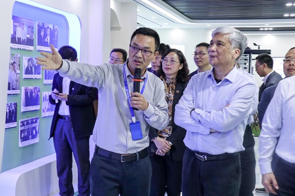 全国人大常委会副委员长丁仲礼莅临樱桃APP免费下载考察调研