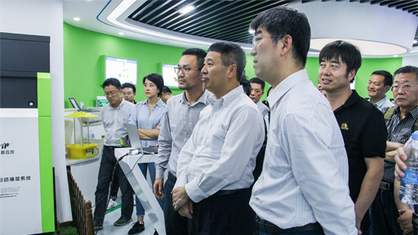全国农技中心党委书记魏启文一行参观樱桃APP免费下载展厅