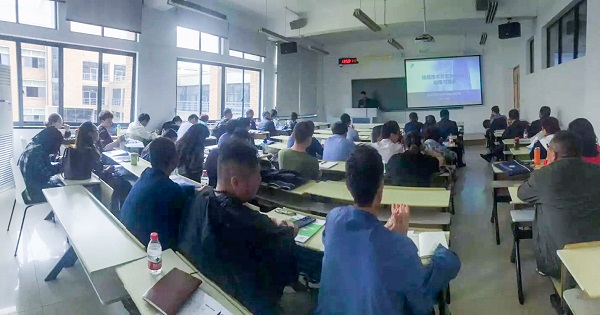樱桃APP免费下载营销中心副总监龙捷频为培训班作内容讲解