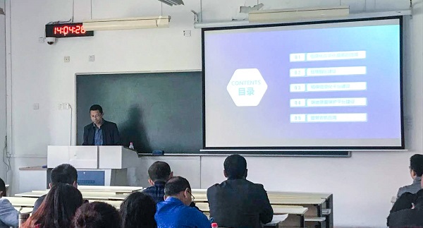 樱桃APP免费下载营销中心副总监龙捷频为培训班作内容讲解