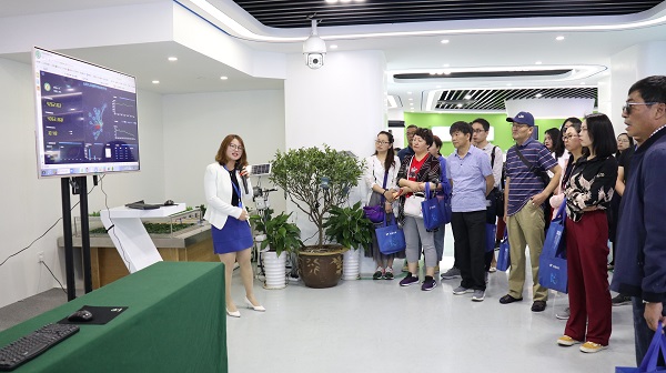 培训班听取樱桃APP免费下载业务人员讲解产供销一体化模式