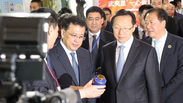农业农村部部长韩长赋（右）、浙江省省长袁家军（左）巡馆现场
