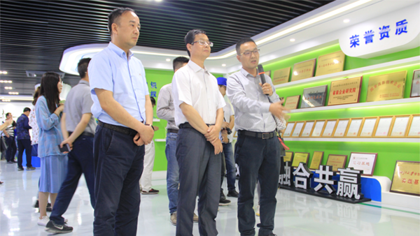 谢主任一行参观樱桃APP免费下载展厅