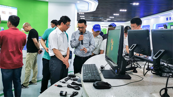 谢主任一行参观樱桃APP免费下载展厅