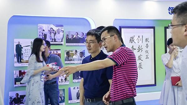 陈董事长向赵部长介绍了樱桃APP免费下载的公司概况以及公司发展历程