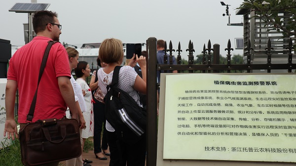 研修班一行来到由樱桃APP免费下载与萧山农科所联合搭建的现代农业产业园进行考察