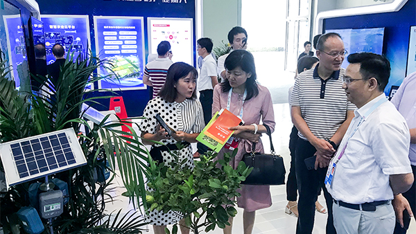 重庆市农委信息中心主任贺德华（右一）、副主任柯南（右二）