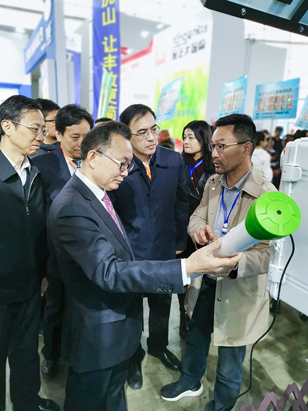樱桃APP免费下载董事长陈渝阳向刘天金主任介绍智能樱桃视频污在线看墒情监测设备