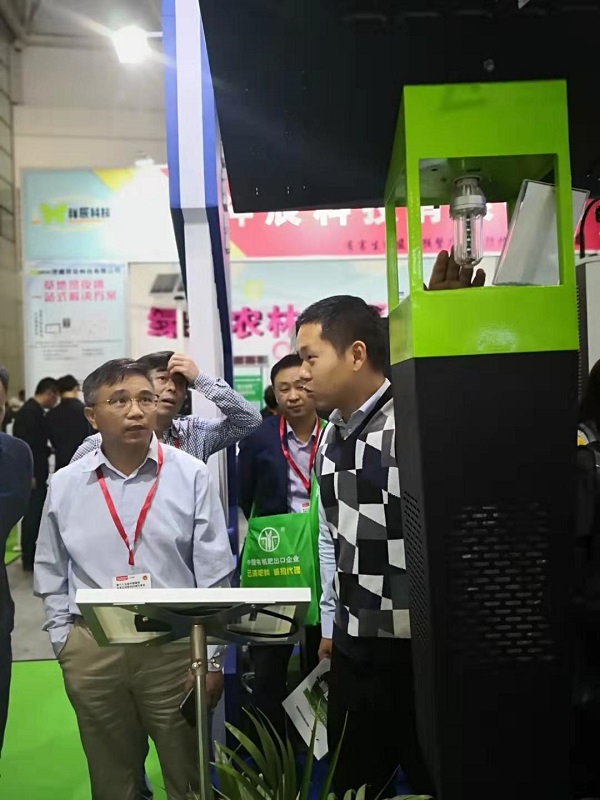 樱桃APP免费下载技术人员向湖北省植保站站长郭子平介绍风吸式杀虫灯