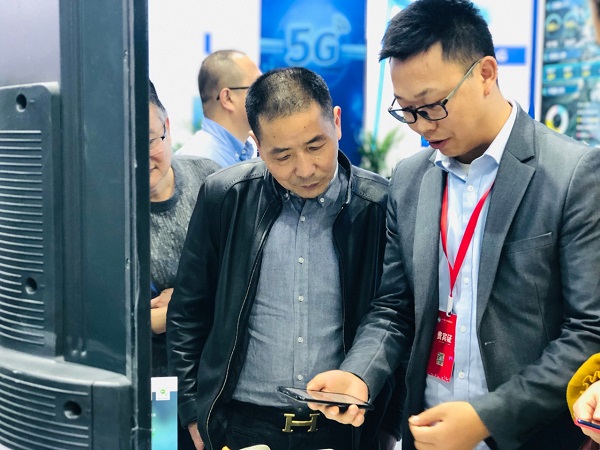 樱桃APP免费下载技术人员为用户演示见虫APP