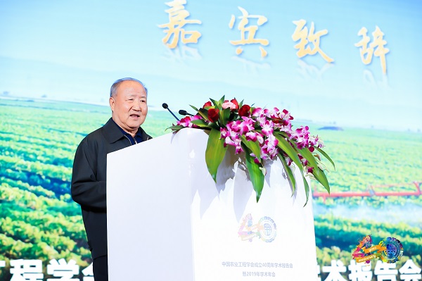 农业部原常务副部长、中国农业工程学会第五届理事长刘成果