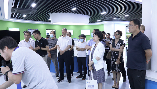 与会领导专家一行莅临樱桃APP免费下载参观调研