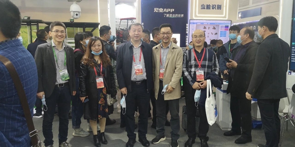 西藏农业技术推广服务中心陈俐站长（左二）、山西植保植检总站杨军站长（左三）和张武云副站长（右一）一行莅临樱桃APP免费下载展位