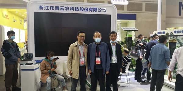 河北省植保植检总站张秋生站长（中）莅临樱桃APP免费下载展位