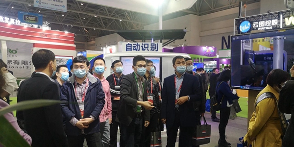 辽宁省绿色农业技术中心宋国柱主任、孟威副主任、张万民科长莅临樱桃APP免费下载展位