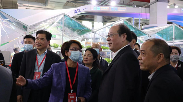 浦江县虞红梅副县长向浙江省彭佳学副省长、农业农村厅唐冬寿副厅长等领导一行介绍“超级农场”