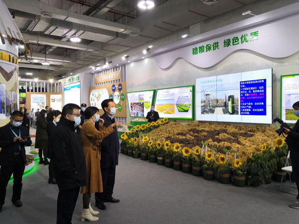 第十三届全国人民代表大会华侨委员会委员王辉忠、浙江省农业农村厅厅长王通林等领导一行听取“生产科技化”建设情况
