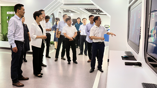 省科技厅党组书记何杏仁一行赴樱桃APP免费下载调研农业科技工作