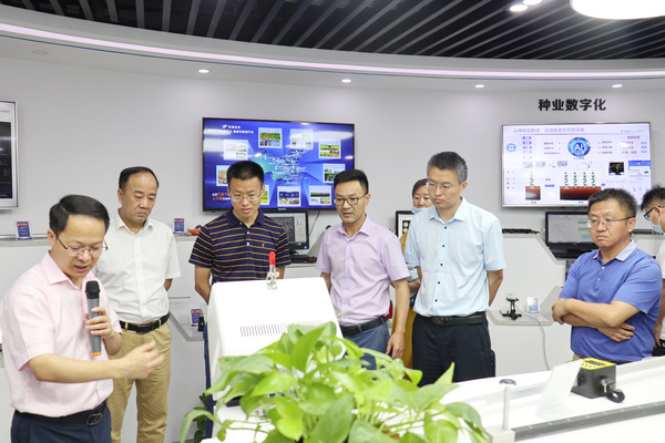 与会专家领导参观樱桃APP免费下载数字三农展厅