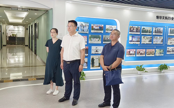 酒泉肃州区政府党组成员、副区长范志俊参观樱桃APP免费下载展厅‍