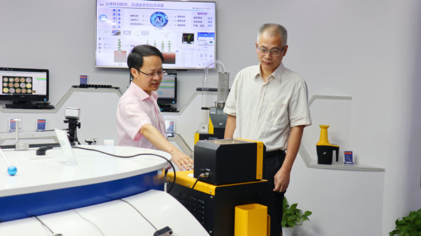 杭州市总工会党组书记、常务副主席郑荣新参观樱桃APP免费下载数字展厅