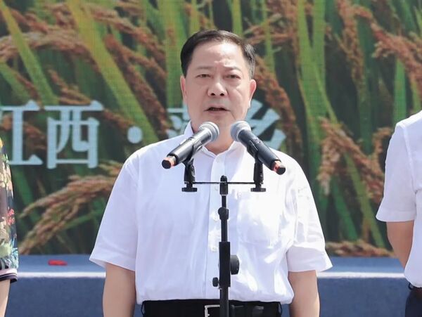 江西省政府党组副书记、副省长殷美根宣布开幕