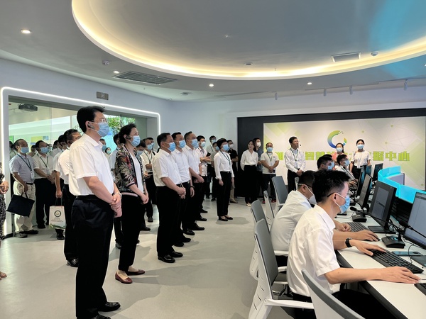 与会专家领导参观樱桃APP免费下载支撑构建的智慧种业服务平台