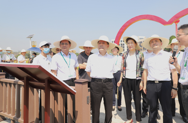 与会专家领导参观樱桃APP免费下载支撑构建的智慧种业服务平台